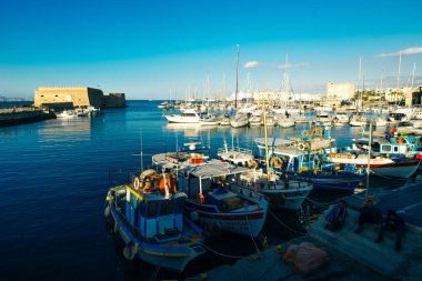 Girit Heraklion Yunanistan liman botları panoramik manzara alacakaranlık mavi saati.