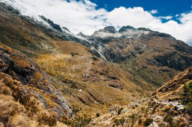 Vadiden Laguna 69 'a giden yürüyüş yolunun manzarası, Peru