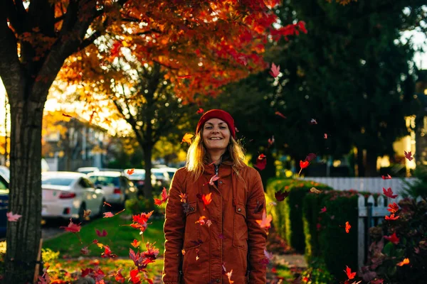 Красива Дівчина Виходить Вулицю Восени Молода Жінка Насолоджується Осінньою Погодою — стокове фото