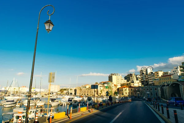 Creta Heraklion Grécia Barcos Portuários Vista Panorâmica Crepúsculo Hora Azul — Fotografia de Stock