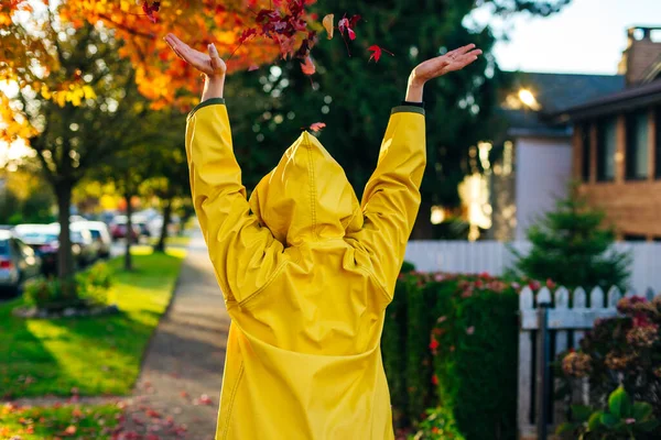 Menina Bonita Capa Chuva Amarela Andando Livre Outono Jovem Mulher — Fotografia de Stock