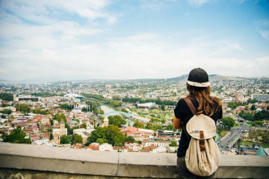 Tiflis, Gürcistan - Eylül, 2019 Narikala Kalesi 'nden Tiflis şehri panoramik manzarası, eski kasaba ve modern mimari