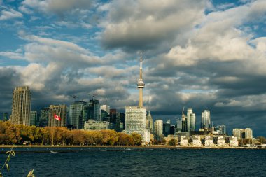 Toronto Finans Bölgesi gökdelenlerinin yüksek binasından akşam manzarası ve arka planda CN Kulesi zirvesi