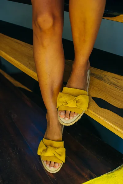 Pernas Uma Menina Sapatos Amarelos Chão Madeira — Fotografia de Stock