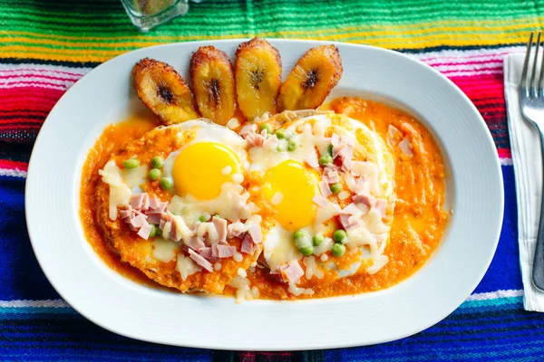 Ovos Mexidos Mexicanos Com Dois Ovos Molho Tomate Com Platanos — Fotografia de Stock