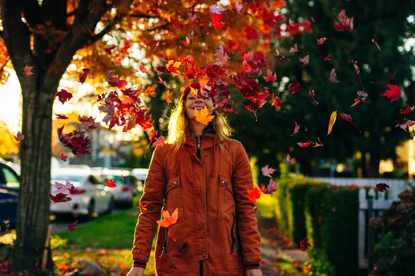 Menina Bonita Andando Livre Outono Jovem Mulher Desfrutando Clima Outono — Fotografia de Stock