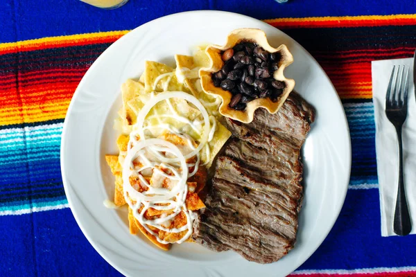 Talíř Kukuřičných Lupínků Nachos Smaženým Masem Mexické Restauraci — Stock fotografie