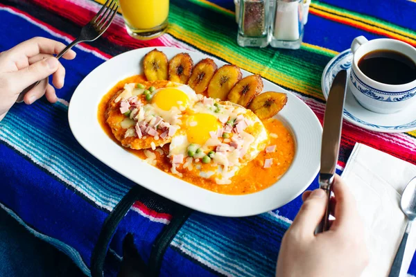 Huevos Revueltos Mexicanos Con Dos Huevos Salsa Tomates Con Platanos —  Fotos de Stock