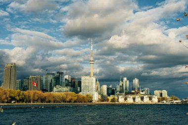 Toronto Finans Bölgesi gökdelenlerinin yüksek binasından akşam manzarası ve arka planda CN Kulesi zirvesi