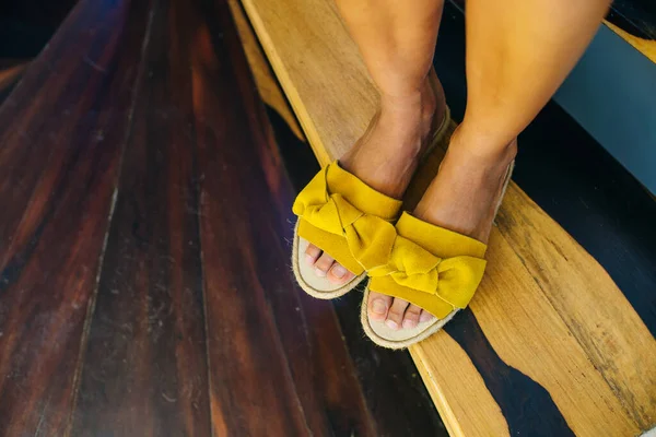 Pernas Uma Menina Sapatos Amarelos Chão Madeira — Fotografia de Stock