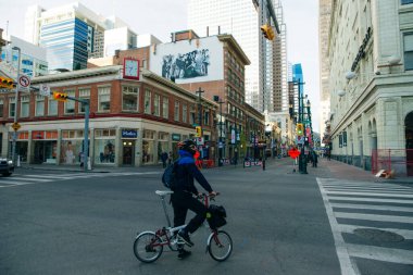 Merkez Caddedeki Calgary manzarası kurumsal gökdelenleri gösteriyor. Kanada - sep 2019.