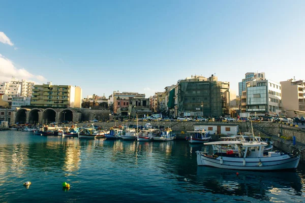 Creta Heraklion Grécia Barcos Portuários Vista Panorâmica Crepúsculo Hora Azul — Fotografia de Stock