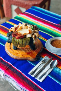 Meksika restoranında çeşitli Meksika usulü et sosu..