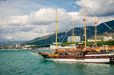 Karadeniz kıyısında yatlarla gezinti. Gelendzhik tatil köyü, Rusya - Eylül, 2019.