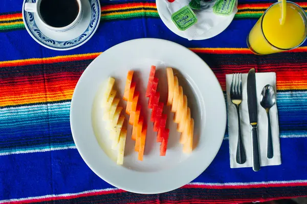 Plasterki Owoców Pięknie Pokrojone Białym Talerzu Restauracji Żywność Meksykańska — Zdjęcie stockowe