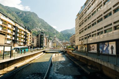 Andorra la Vella, Andorra. Temmuz, 2019. Valira Nehri üzerindeki köprü
