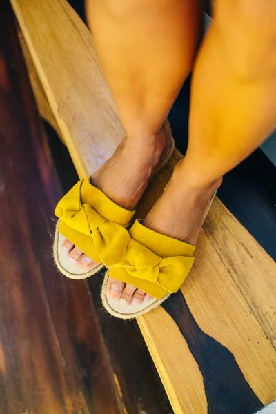 Piernas Una Chica Zapatos Amarillos Piso Madera —  Fotos de Stock