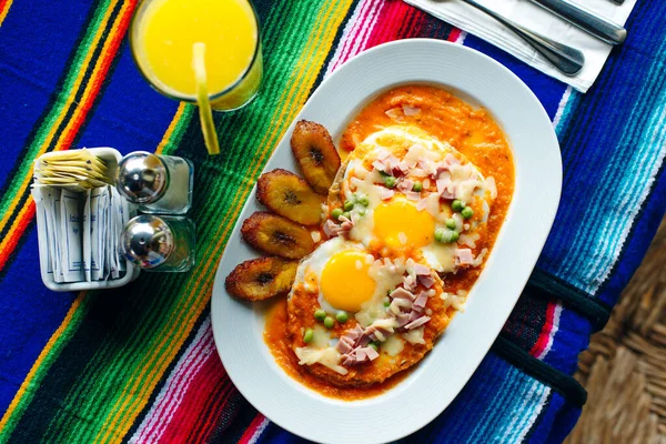 Huevos Revueltos Mexicanos Con Dos Huevos Salsa Tomates Con Platanos — Foto de Stock