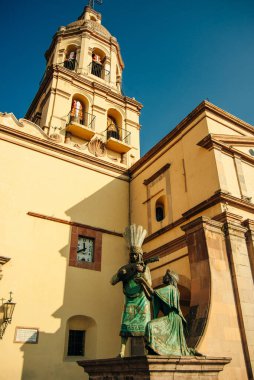 QUERETARO, MEXICO - Şubat 2019 Queretaro şehir merkezi ana katedral kilisesinde yerli halk heykelleriyle