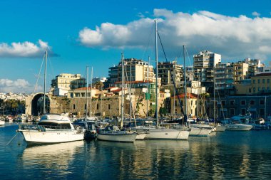 Girit Heraklion Yunanistan liman botları panoramik manzara alacakaranlık mavi saati.