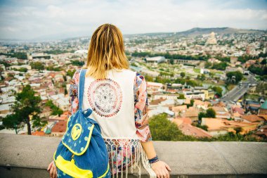 Tiflis, Gürcistan - Eylül, 2019 Narikala Kalesi 'nden Tiflis şehri panoramik manzarası, eski kasaba ve modern mimari