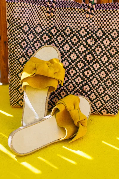 Piernas Una Chica Zapatos Amarillos Piso Amarillo —  Fotos de Stock