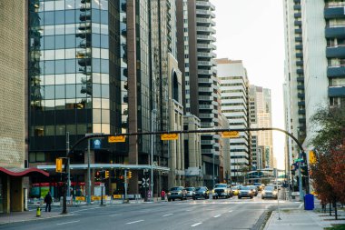 Merkez Caddedeki Calgary manzarası kurumsal gökdelenleri gösteriyor. Kanada - sep 2019.