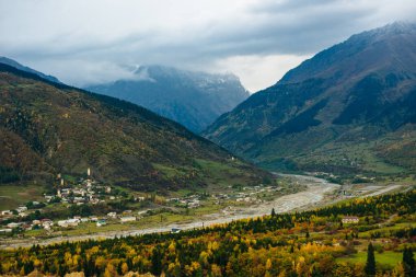 Mestia manzarası güzel - Svaneti bölgesinin başkenti, Gürcistan.