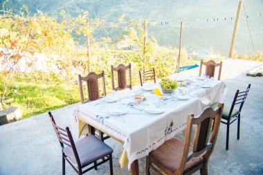 Gün batımında bağda Gürcistan ziyafeti.