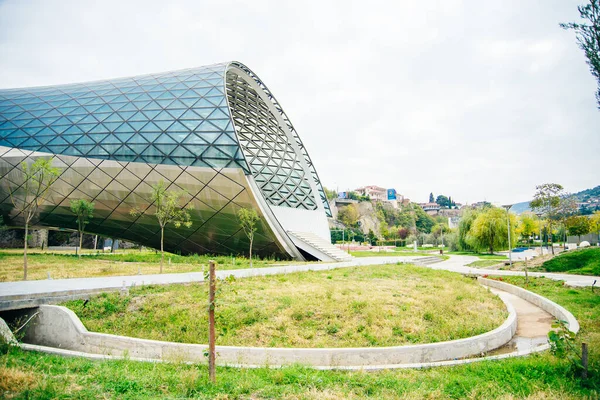 Tbilisi, Georgië - september 2019 Bekijk entree in de Rike Concertzaal. de buis — Stockfoto
