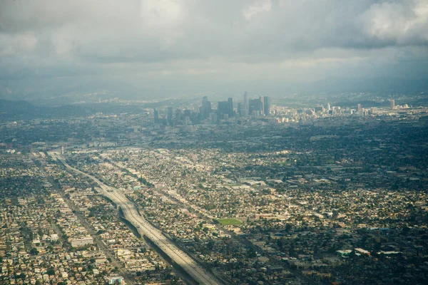Los angeles, september, 2019 Panoramic aerial view of LA, from the inside of a Skyup flight. — Stock Photo, Image