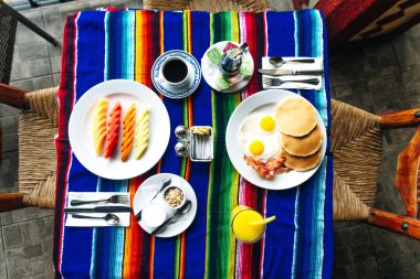 İki kişilik geleneksel Meksika kahvaltısı.