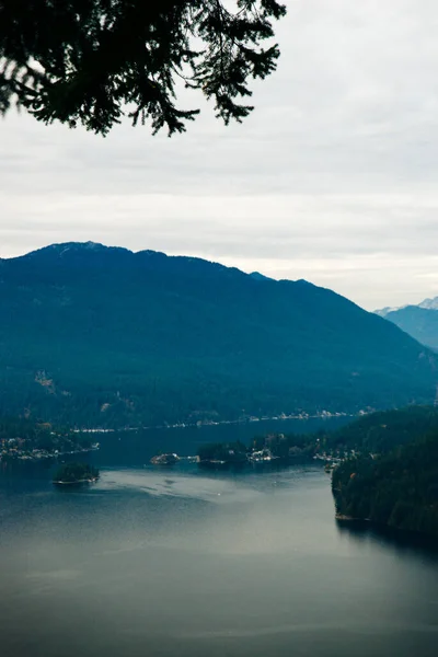 Gyönyörű park tetején Burnaby Mountain Vancouver City a háttérben. — Stock Fotó