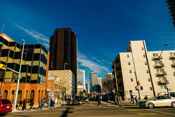 Uitzicht op Calgary centrum op Centre Street tonen hoge corporate office wolkenkrabbers. canada - sep 2019 — Stockfoto