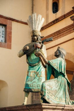 QUERETARO, MEXICO - Şubat 2019 Queretaro şehir merkezi ana katedral kilisesinde yerli halk heykelleriyle