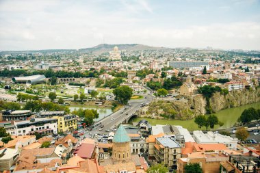 Tiflis, Gürcistan - Eylül, 2019 Narikala Kalesi 'nden Tiflis şehri panoramik manzarası, eski kasaba ve modern mimari