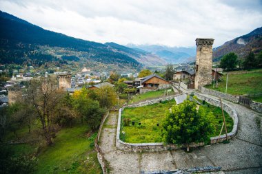 Gürcistan, Svaneti, Mestia - Eylül 2019 Dağlık Mestia kasabasındaki Turizm Caddesi.