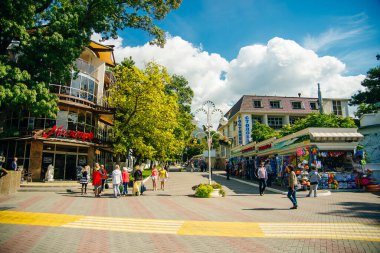Karadeniz kıyısındaki manzara manzaralı plaj. Gelendzhik tatil beldesi, Rusya