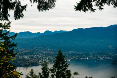 Burnaby Dağı 'nın tepesinde güzel bir park. Arka planda Vancouver City var.