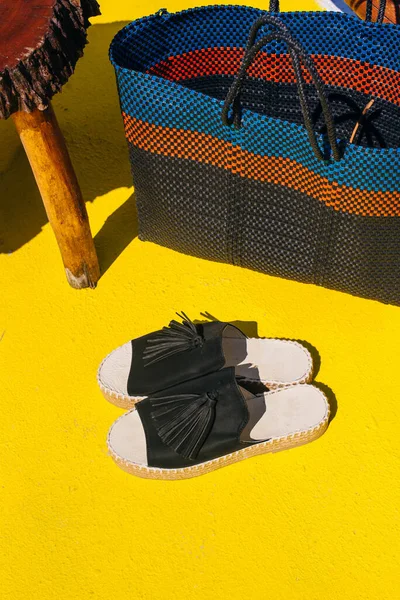 Zapatos Negros Suelo Amarillo —  Fotos de Stock