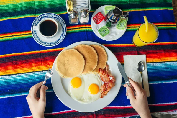 Sabroso Desayuno Con Tortitas Huevos Fritos Tocino Mesa —  Fotos de Stock