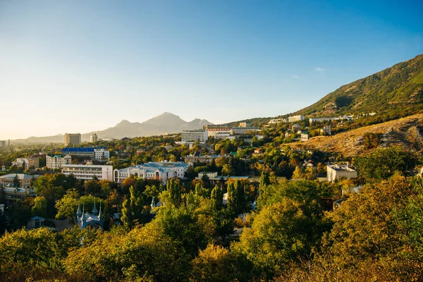 Mashuk Dağı 'nın tepesinden Pyatigorsk şehri manzarası