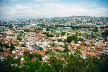 Tiflis, Gürcistan - Eylül, 2019 Narikala Kalesi 'nden Tiflis şehri panoramik manzarası, eski kasaba ve modern mimari