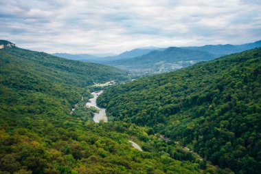 Dağ nehri vadisi Belaya. Adigea Cumhuriyeti. Batı Kafkasya. Rusya.