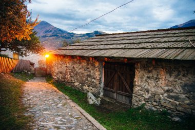 Gürcistan, Svaneti, Mestia - Eylül 2019 Dağlık Mestia kasabasındaki Turizm Caddesi.