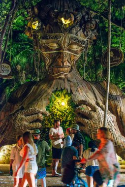 Meksika, Tulum - Ocak 2020 Tulum giymiş bir kadının ahşap heykeli