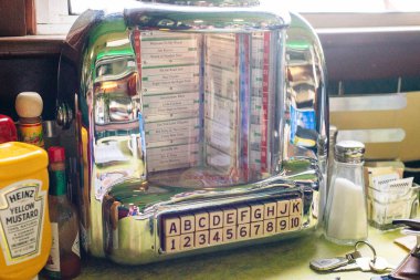 ABD, Utah - dec, 2019 Antika müzik çalma aygıtı retro tarzı kafe, klasik müzik kutusu, eski moda