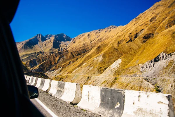 Georgian Military Road Corre Tra Tbilisi Vladikaz — Foto Stock