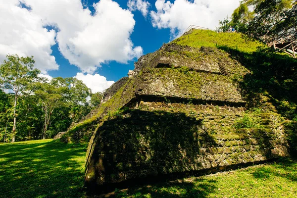 Side View ősi maja piramis romok, más néven Tikal Temple 5 — Stock Fotó