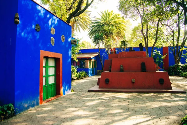 MEXICO CITY, MEXICO - DECEMBER 2019 Colorful courtyard at the Frida Kahlo Museum — Stock Photo, Image